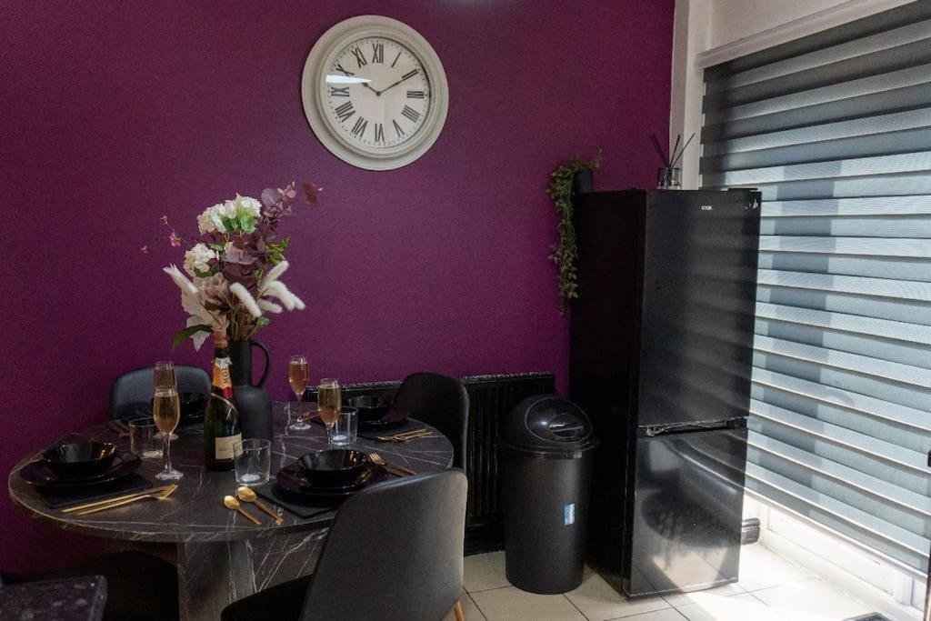 Beautiful House Off-Road Free Parking Villa Farnworth Kültér fotó